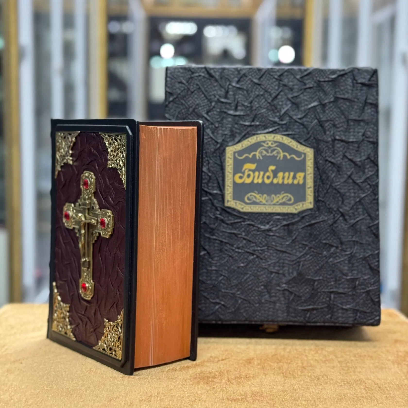 Библия с крестом в коробе